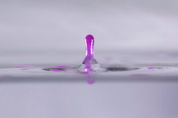 farbe tropfen wasser lila