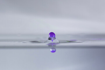 farbe tropfen wasser lila
