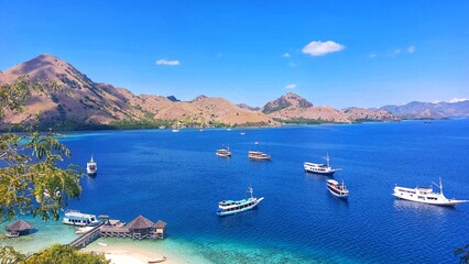 Obraz premium view of ships in the ocean from the hill of Kelor Island, labuan bajo, East Nusa Tenggara