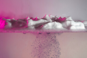 schaum farbe tropfen wasser pink