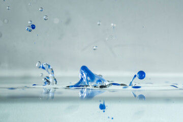 farbe tropfen wasser blau