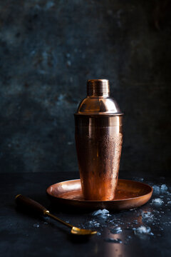 Cocktail shaker for making alchohol drinks