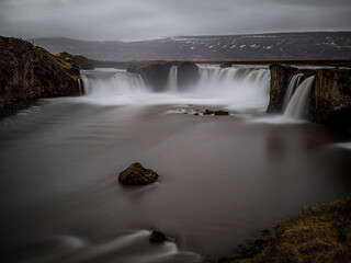 Fototapeta premium Goðafoss : La cascade des dieux sous un ciel dramatique