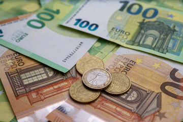 , Deutschland, 23.11.2024,  Detailaufnahme von Euro-Münzen und Banknoten in verschiedenen Werten. Symbolisiert Finanzen, Wirtschaft und europäische Währung.