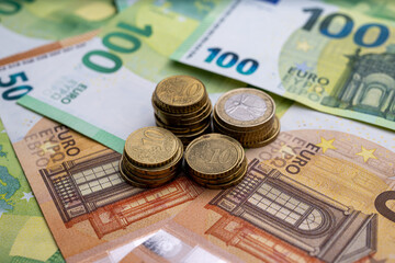 , Deutschland, 23.11.2024,  Detailaufnahme von Euro-Münzen und Banknoten in verschiedenen Werten. Symbolisiert Finanzen, Wirtschaft und europäische Währung.