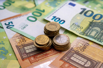 , Deutschland, 23.11.2024,  Detailaufnahme von Euro-Münzen und Banknoten in verschiedenen Werten. Symbolisiert Finanzen, Wirtschaft und europäische Währung.