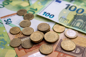 , Deutschland, 23.11.2024,  Detailaufnahme von Euro-M&uuml;nzen und Banknoten in verschiedenen Werten. Symbolisiert Finanzen, Wirtschaft und europ&auml;ische W&auml;hrung.