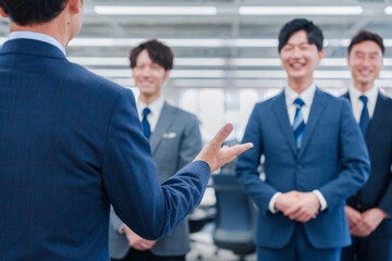 オフィスで朝会をするビジネスパーソン