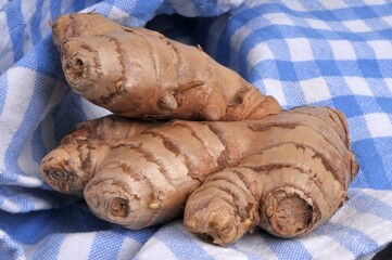 Gingembre frais en gros plan sur une serviette à carreaux