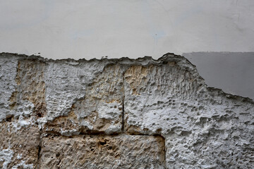 Décollement d'enduit sur une façade extérieure