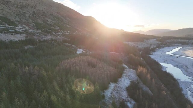 Sol na Esc&oacute;cia, capturando a beleza e a grandiosidade da natureza selvagem. As filmagens mostram picos montanhosos imponentes, vales profundos e paisagens verdes