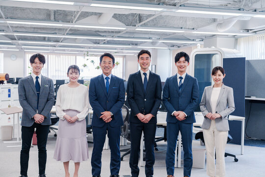 ビジネスパーソン集合写真（オフィス）