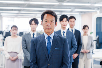 ビジネスパーソン集合写真（オフィス）