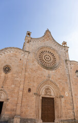 Die Kathedrale von Ostuni, bekannt als Basilica Concattedrale di Santa Maria Assunta, ist ein bedeutendes historisches und architektonisches Wahrzeichen im Herzen von Ostuni, Italien.