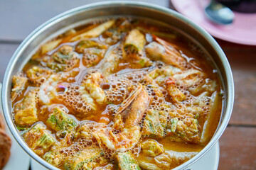 Sour curry shrimp with vegetable omelet in hot pot