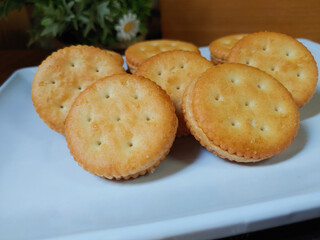 Sandwich crackers filled with peanut butter flavored cream in white plate