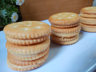 Sandwich crackers filled with peanut butter flavored cream in white plate