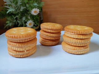 Sandwich crackers filled with peanut butter flavored cream in white plate