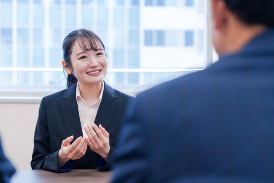 面接で笑顔で話す女性の就活生