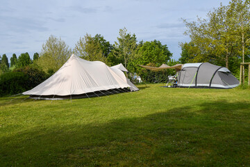 Camping mit dem Zelt. Campingplatz. Abenteuer