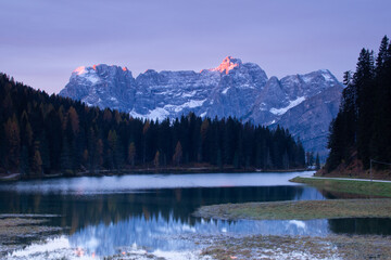 Sonnenaufgang am Lago di Misurina in den Dolomiten