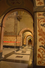 Fototapeta premium arched tunnel in the walls of the building, the walls are decorated with drawings