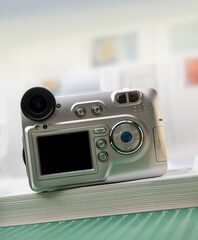 Kleine Digitalkamera aus der Anfangsjahre der Digitalfotografie