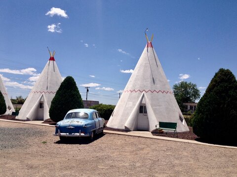 The Wigwam Motel, Wigwam shaped rooms with 1950s cars outside. Holbrook, AZ, USA. June 12, 2014. 