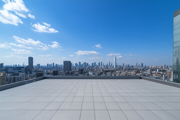 Obraz premium Empty Rooftop with City Skyline and Clear Blue Sky