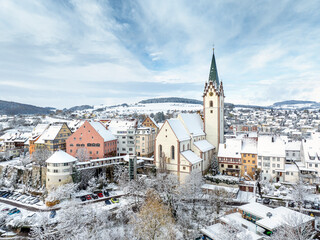 Luftbild von der verschneiten Stadt Engen im Hegau an einem Wintermorgen mit der Kirche Mariä...
