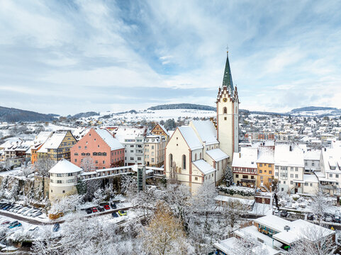 Luftbild von der verschneiten Stadt Engen im Hegau an einem Wintermorgen mit der Kirche Mari&auml; Himmelfahrt in der Altstadt