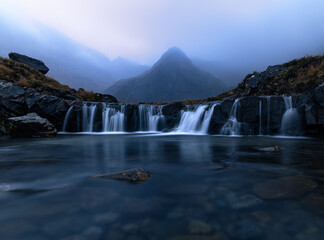 Fairy Pools auf der Isle of Skye in Schottland bei Langzeitbelichtung, das glatte Wasser spiegelt...