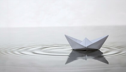 강 위에 작은 종이배가 떠있는 모습