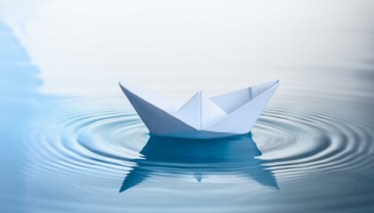 Obraz premium 강 위에 작은 종이배가 떠있는 모습