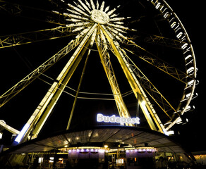 Obraz premium Illuminated Ferris wheel in the centre of Budapest, Hungary in the night. 