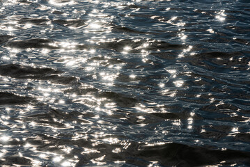 Tło wody, światło odbijające się na tafli jeziora.