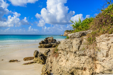 Obraz premium A rocky beach with a blue sky and a few clouds