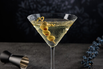 Cocktail eiskalt im Glas mit crushed ice