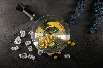Cocktail eiskalt im Glas mit crushed ice