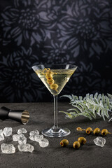 Cocktail eiskalt im Glas mit crushed ice