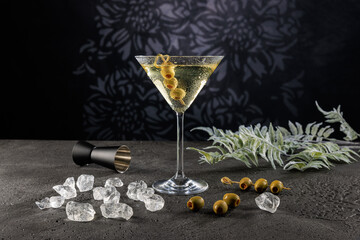 Cocktail eiskalt im Glas mit crushed ice