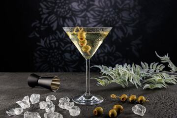 Cocktail eiskalt im Glas mit crushed ice