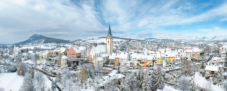 Luftbild von der verschneiten Stadt Engen im Hegau an einem Wintermorgen mit der Kirche Mari&auml; Himmelfahrt in der Altstadt