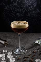 Cocktail eiskalt im Glas mit crushed ice