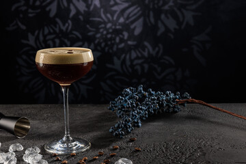 Cocktail eiskalt im Glas mit crushed ice