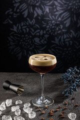 Cocktail eiskalt im Glas mit crushed ice