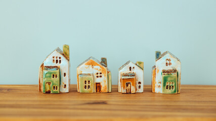 Ceramiczne miniatury domków stojące obok siebie. Koncepcja mieszkalnictwo, Kredyt mieszkaniowy, wynajem mieszkania, real estate. Copy space