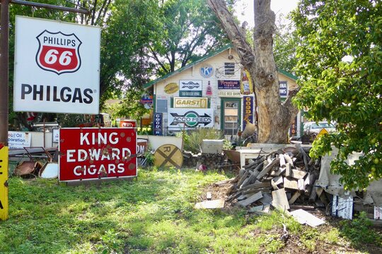 The Sandhills Curiosity Shop with memorabilia and vintage metal signs. Erick, OK, USA. June 7, 2014. 