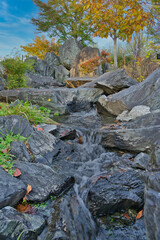 紅葉の槍沢から流れ出る川
