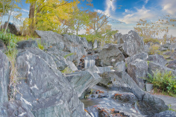 紅葉の槍沢から流れ出る川